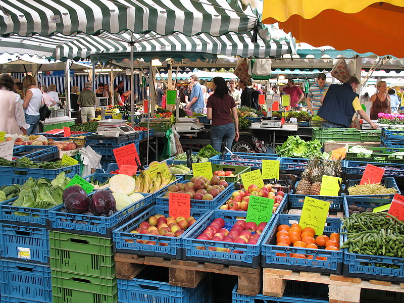 Summer_Farmers'_Market_in_the_Domplatz
